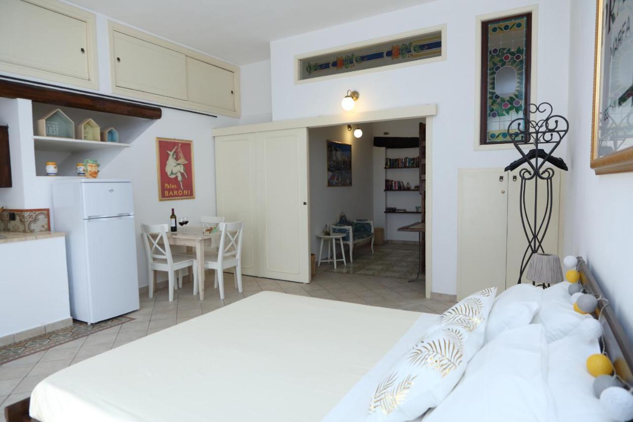 צ'פאלו Coastal Seaview Suite & Central Balcony Street View Studio מראה חיצוני תמונה